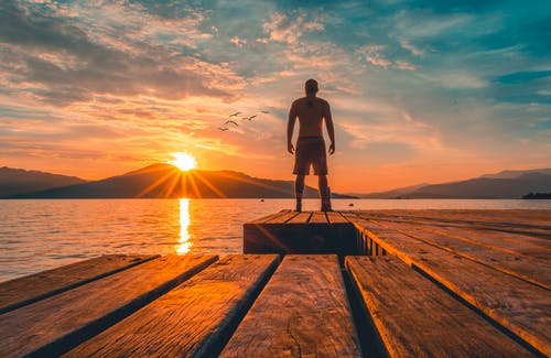 站在海边木板上的人的照片 · 免费素材图片