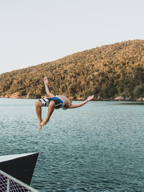 男子跳水在湖上的照片 · 免费素材图片
