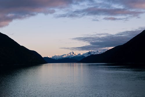 山和平静的水 · 免费素材图片