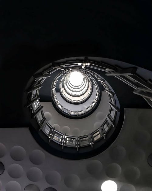 螺旋楼梯的低角度照片 · 免费素材图片