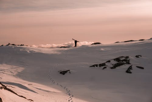 在雪原上行走的人的照片 · 免费素材图片