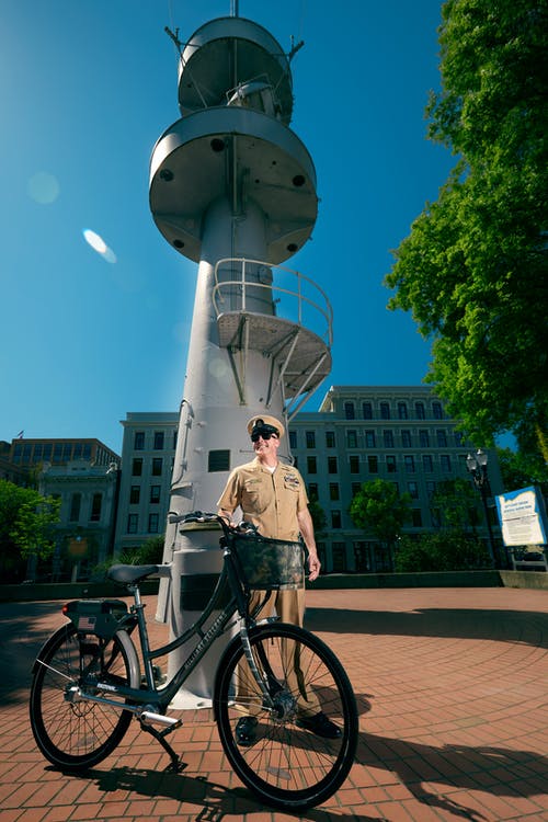塔附近的自行车官员 · 免费素材图片