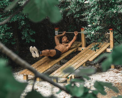 男子躺在棕色木板 · 免费素材图片
