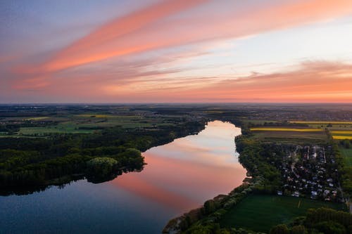 黄金时段湖的鸟瞰图 · 免费素材图片