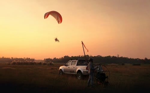 黄金时段男子骑降落伞 · 免费素材图片