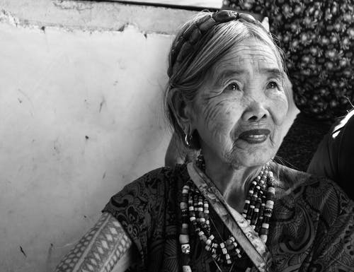 老微笑的女人的灰度肖像照片 · 免费素材图片