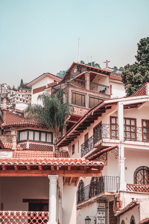 白色和棕色彩绘的房子 · 免费素材图片