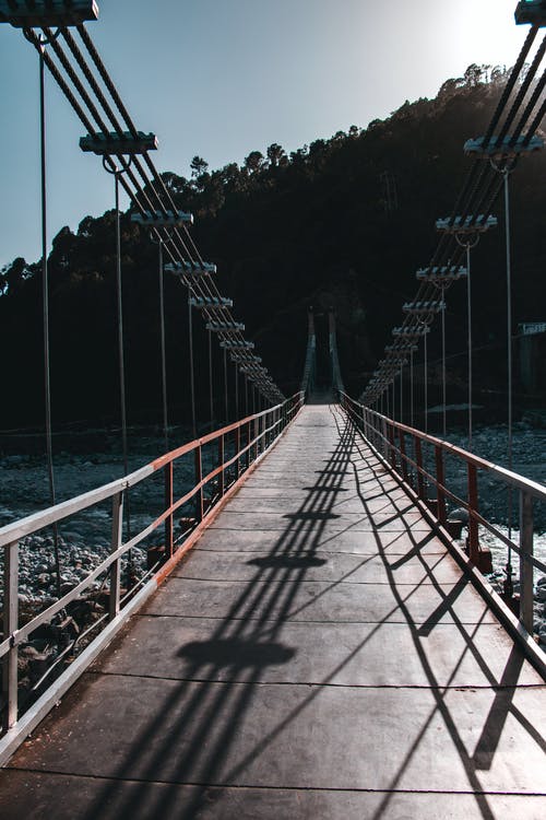 连接两座山的电缆桥 · 免费素材图片