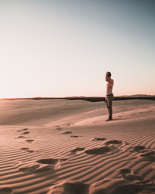 裸照男子站在沙漠上的照片 · 免费素材图片