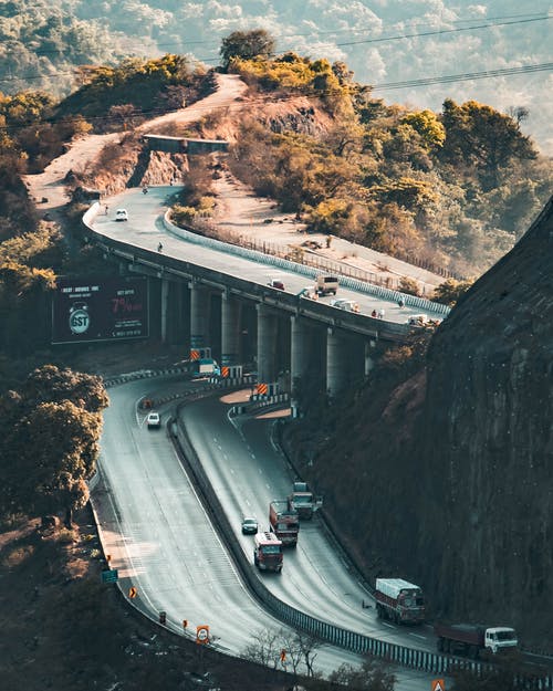 道路上的车辆照片 · 免费素材图片