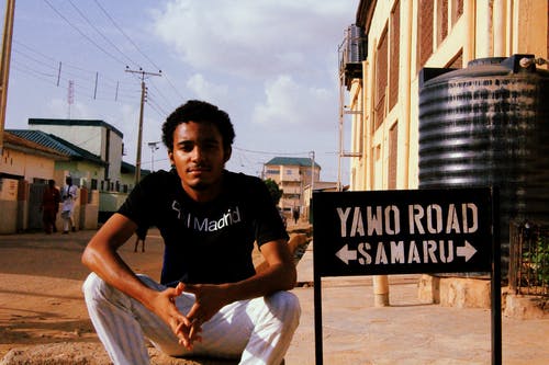 男士黑色圆领t恤和白色裤子 · 免费素材图片