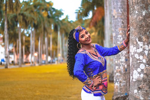 棕榈树构成的微笑妇女的照片 · 免费素材图片