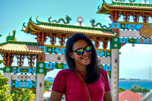 女人在圣殿大门前拍照 · 免费素材图片