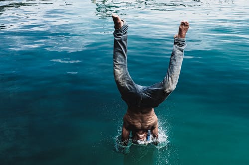 男子跳入水域 · 免费素材图片