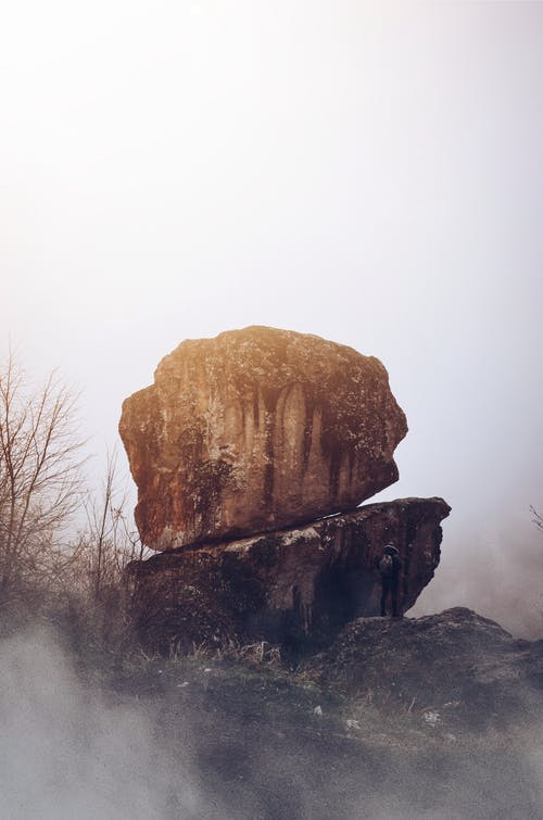 悬崖上的棕色岩石 · 免费素材图片
