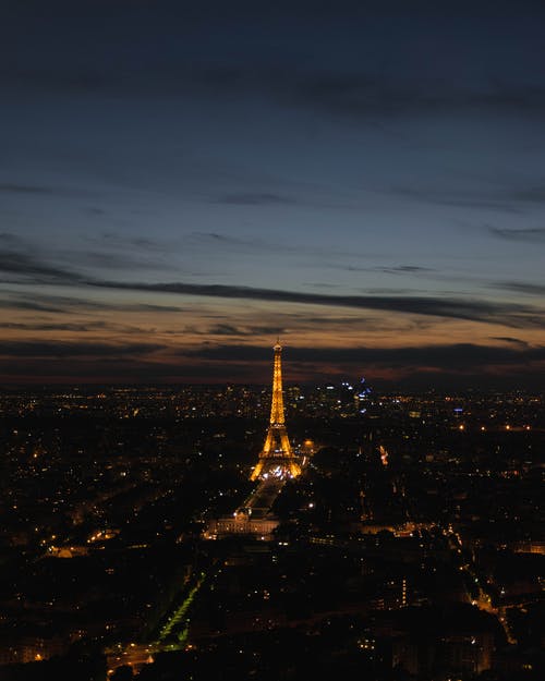 巴黎城市景观与埃菲尔铁塔在夜间的照片 · 免费素材图片
