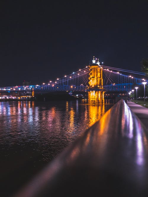 夜间的棕色混凝土桥 · 免费素材图片
