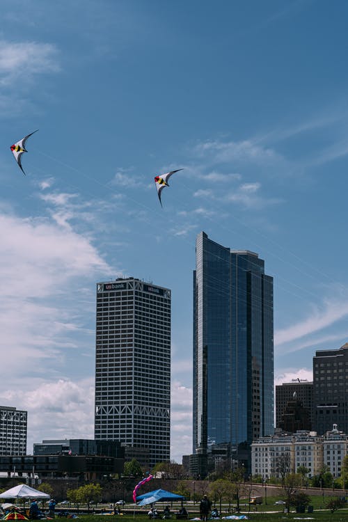 两栋高层建筑的摄影 · 免费素材图片