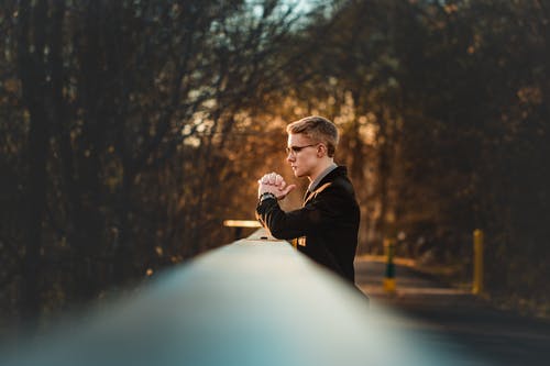 人站在树附近的一座桥上 · 免费素材图片