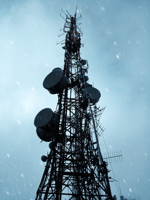 蔚蓝的天空下的黑色卫星塔 · 免费素材图片