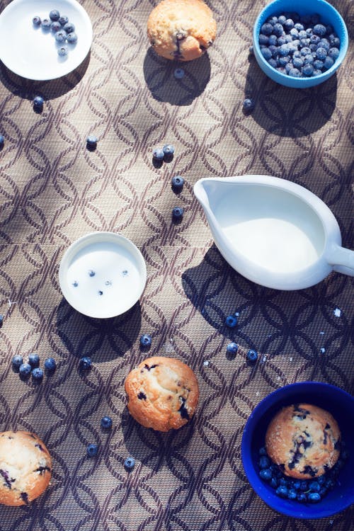 烤面包旁边的白色陶瓷碗 · 免费素材图片