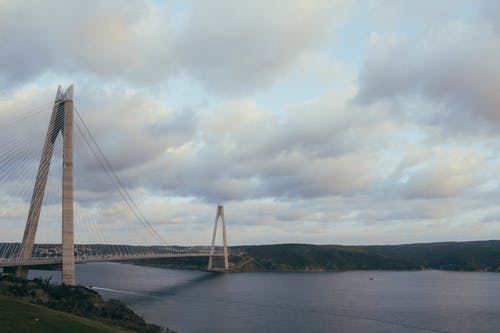 灰色悬索桥摄影 · 免费素材图片