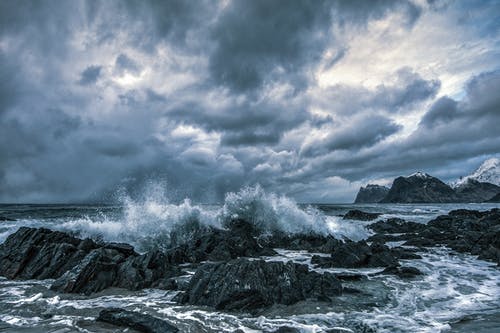 海浪冲撞 · 免费素材图片