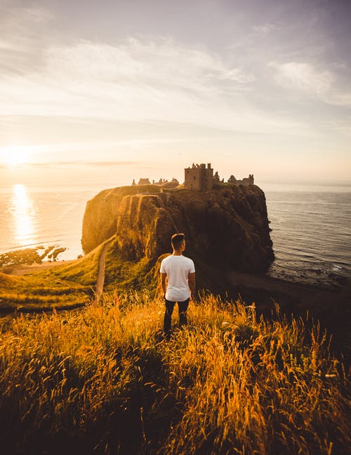 男子站在草地上 · 免费素材图片