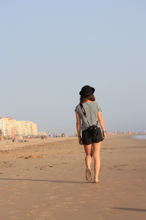 沿着海边散步的女人 · 免费素材图片