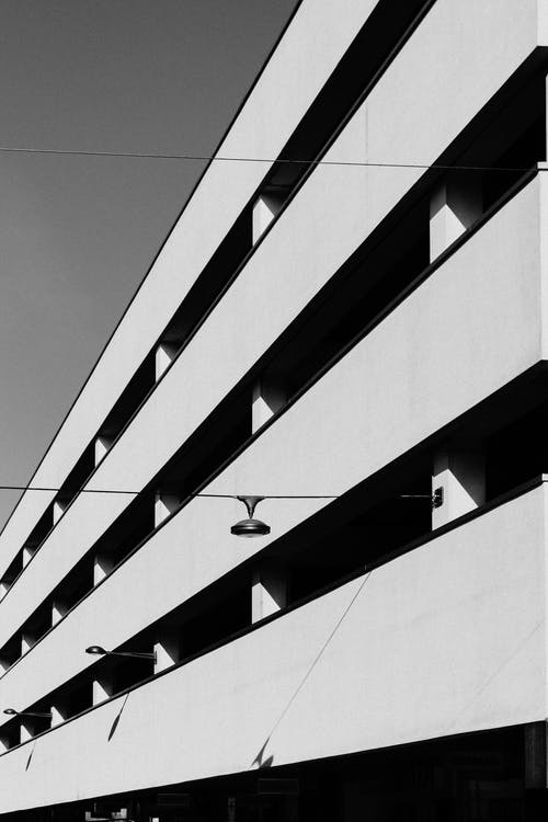 白色和黑色建筑的建筑摄影 · 免费素材图片