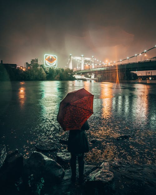 站在河岸边的红伞的女人 · 免费素材图片
