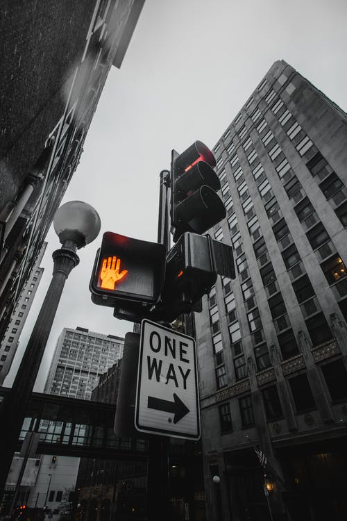 低角度交通信号灯摄影 · 免费素材图片