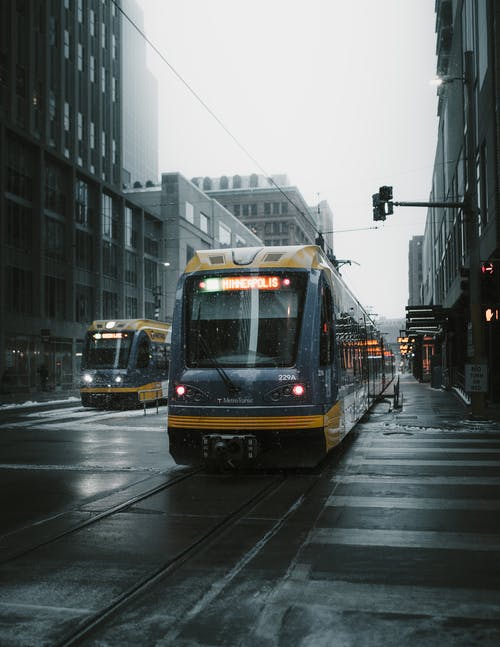 黄色和灰色的旅客列车照片 · 免费素材图片