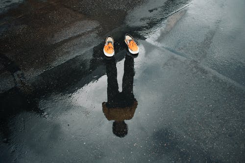 橙白鞋 · 免费素材图片