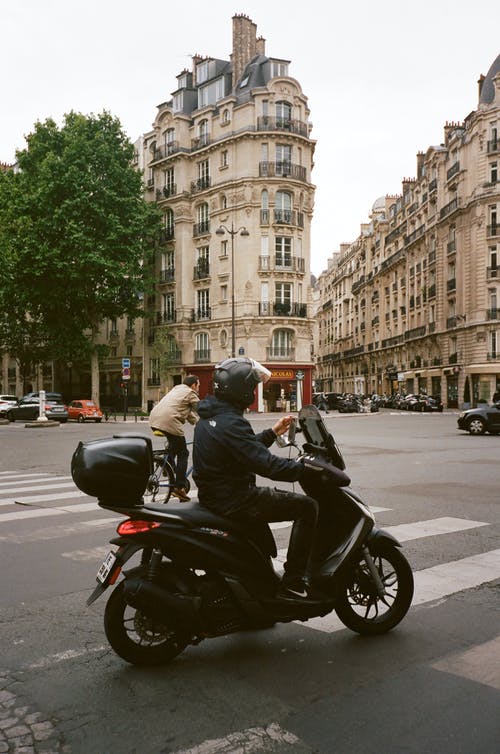 男子驾驶摩托车 · 免费素材图片