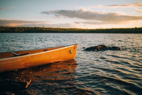 黄独木舟在水面上 · 免费素材图片