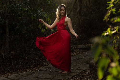 穿红色连衣裙的女人的照片 · 免费素材图片