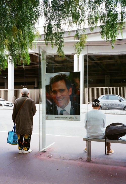 站在公交车站台上的人 · 免费素材图片