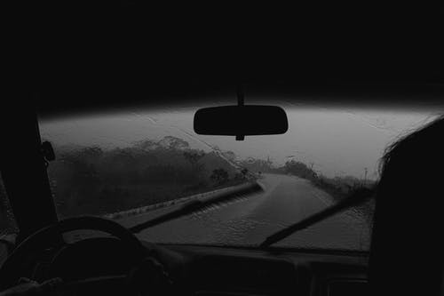 下雨时驾驶汽车的人的照片 · 免费素材图片