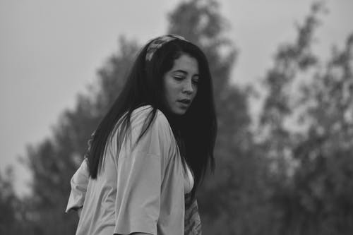 女人在室外附近的选择性聚焦摄影 · 免费素材图片