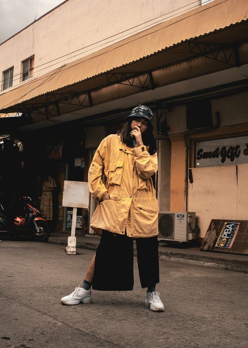 女人站在街上摆姿势的照片 · 免费素材图片