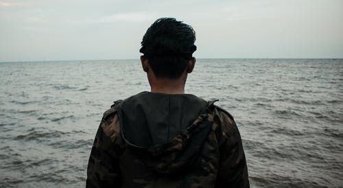 男穿连帽外套的照片 · 免费素材图片