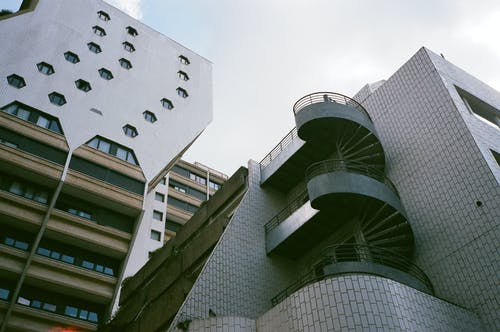 白色高层建筑 · 免费素材图片