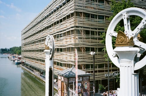 水体旁边的灰色混凝土建筑 · 免费素材图片