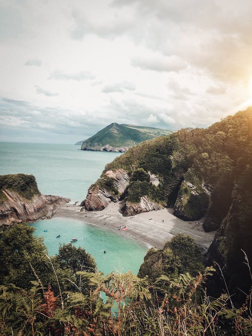 海滩附近的山照片 · 免费素材图片