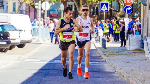 两个男人互相赛跑 · 免费素材图片