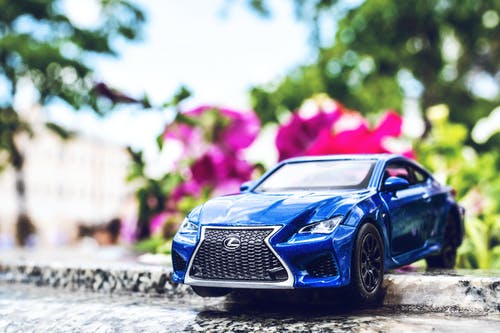蓝色雷克萨斯玩具车在大街上 · 免费素材图片