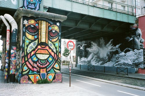 蓝绿色的混凝土桥梁和墙上的涂鸦 · 免费素材图片