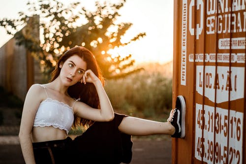 女人与她的左腿在墙上合影的照片 · 免费素材图片