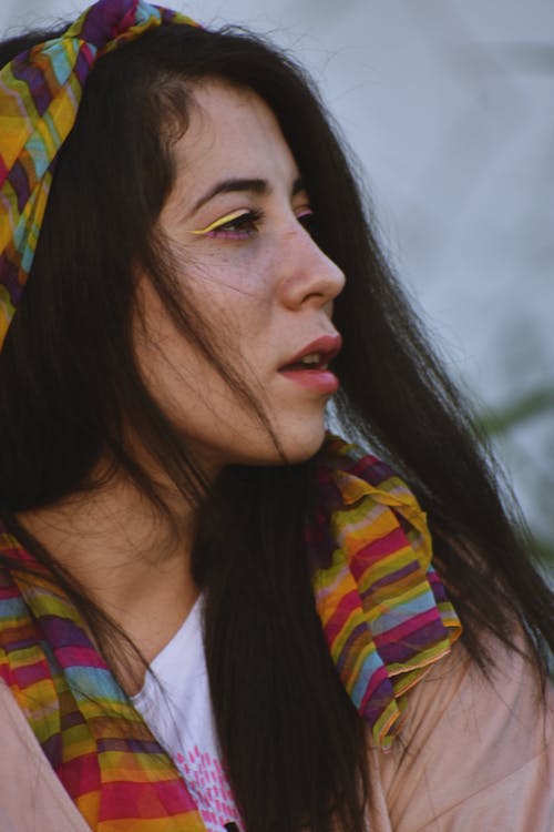女人穿着五颜六色的围巾 · 免费素材图片